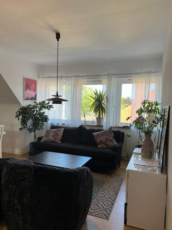 Rymlig Och Modern Laegenhet I Villa. Perfekt Foer Familjer. Med Parkering. contacts